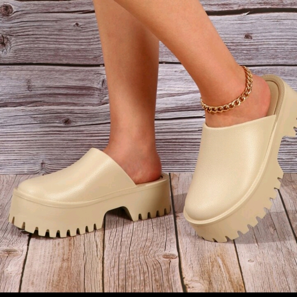 Slides/Clogs/Platform - image 1